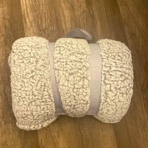 Brand new fluffy blanket!!